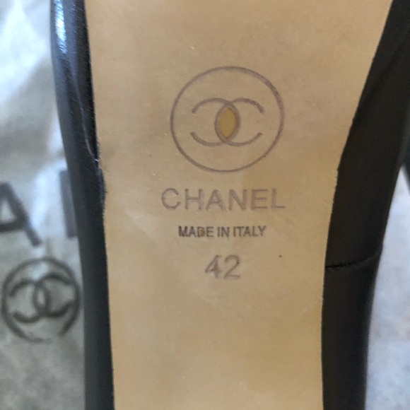 Chanel calfskin chain deco platform heels,
Worn once, in the house, - Picture 4 of 11